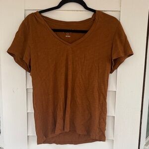 Universal Thread Women's V-Neck Short Sleeve Tee in Rust Brown